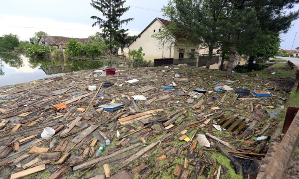 Za evakuirane stanovnike poplavljenih područja na istoku zemlje koji su smješteni u prihvatne centre i sportske dvorane traži se prikladniji smještaj dok se ne uspiju vratiti u svoje domove. A sudeći prema najnovijim fotografijama Gunuje, obnova će doista