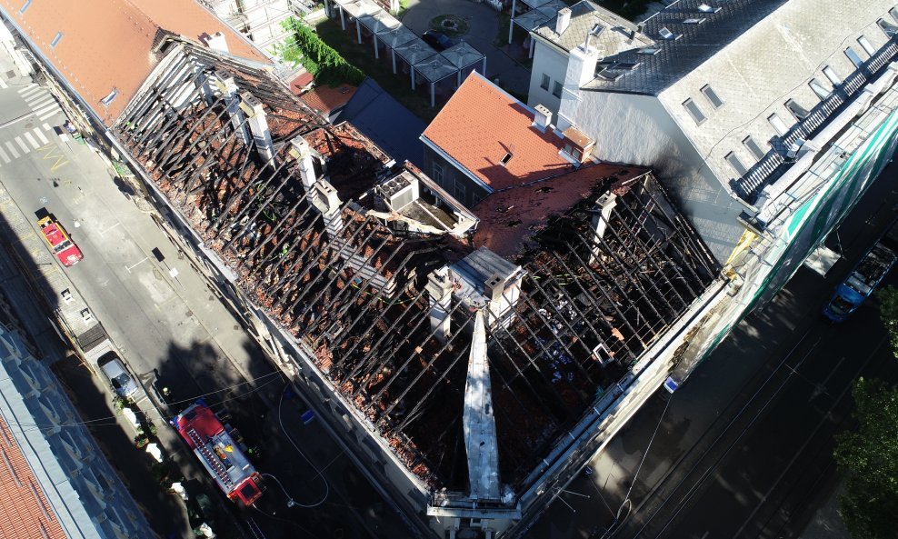 U požaru je potpuno stradalo krovište zgrade u zagrebačkoj Berislavićevoj ulici