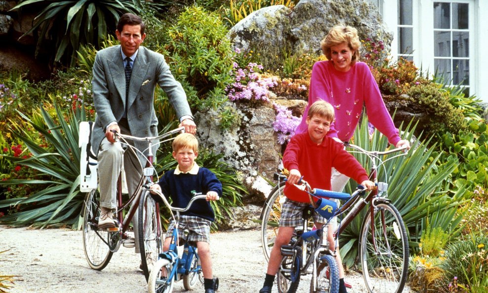 Princ Charles i princeza Diana sa sinovima, Harryjem i Williamom