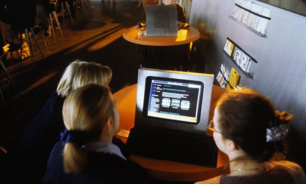 internet cafe računala laptop