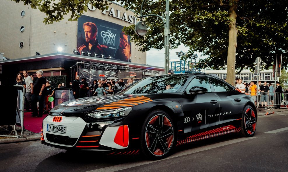Audi se udružio s Netflixom na filmu 'Sivi čovjek' kao službena automobilska marka