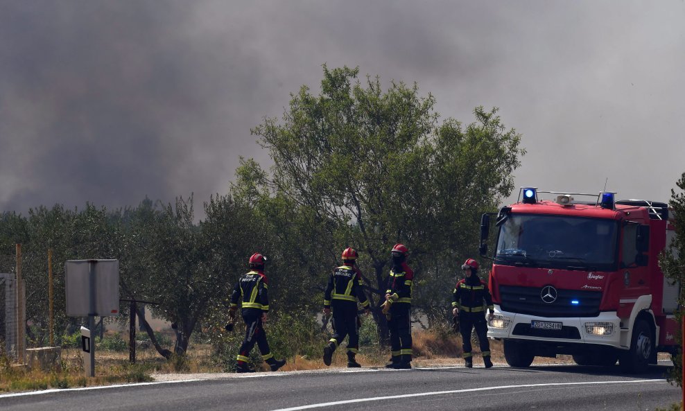 Veliki šumski požar između Vodica i Jadrije