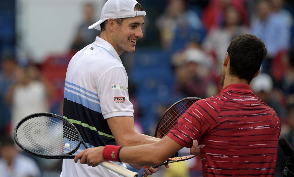 John Isner i Novak Đoković snimljeni 2019.