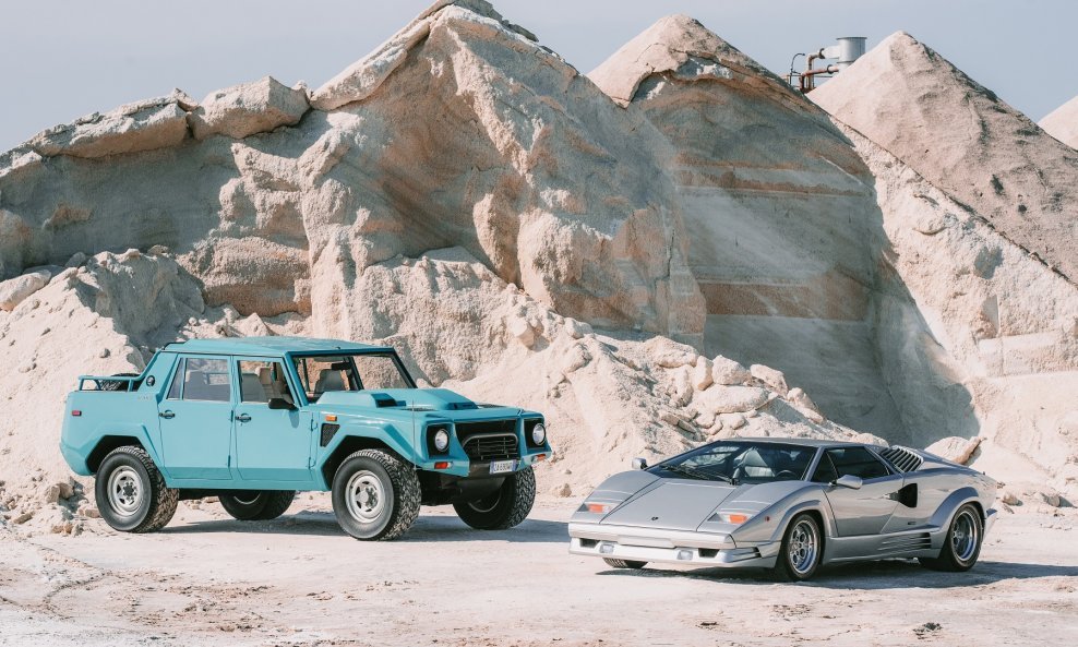 Lamborghini Countach i Lamborghini LM 002 (lijevo)