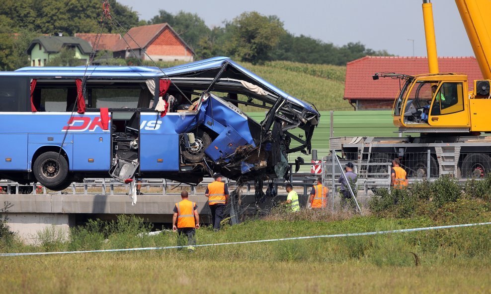 Izvlačenje autobusa na A4