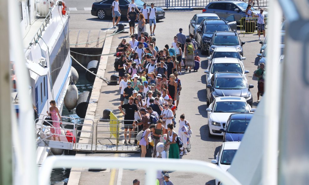 Gužve u Trajektnoj luci Split u jeku turističke sezone