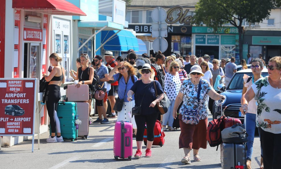 Gužve u Trajektnoj luci Split u jeku turističke sezone