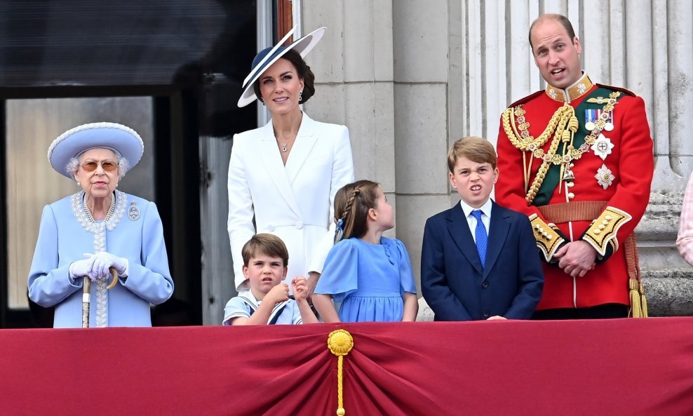 Kraljica Elizabeta, Kate Middleton, princ William, princ Louis, princ George, princeza Charlotte