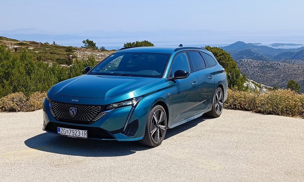 Peugeot 308 SW Hybrid 225 e-EAT8 GT smo dovezli na najvišu točku otoka Lastova, na heliodrom Hum