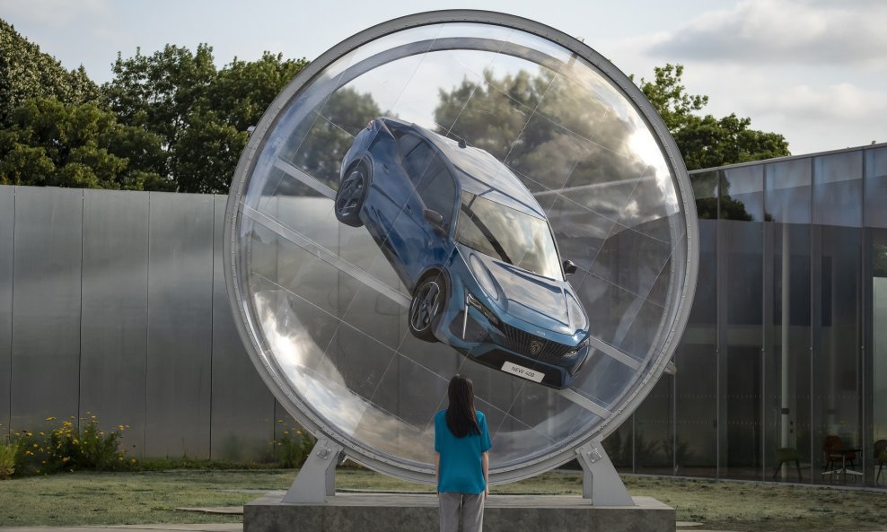 Prozirna kugla okružuje Peugeot 408 i prikazuje ga iz svih kutova
