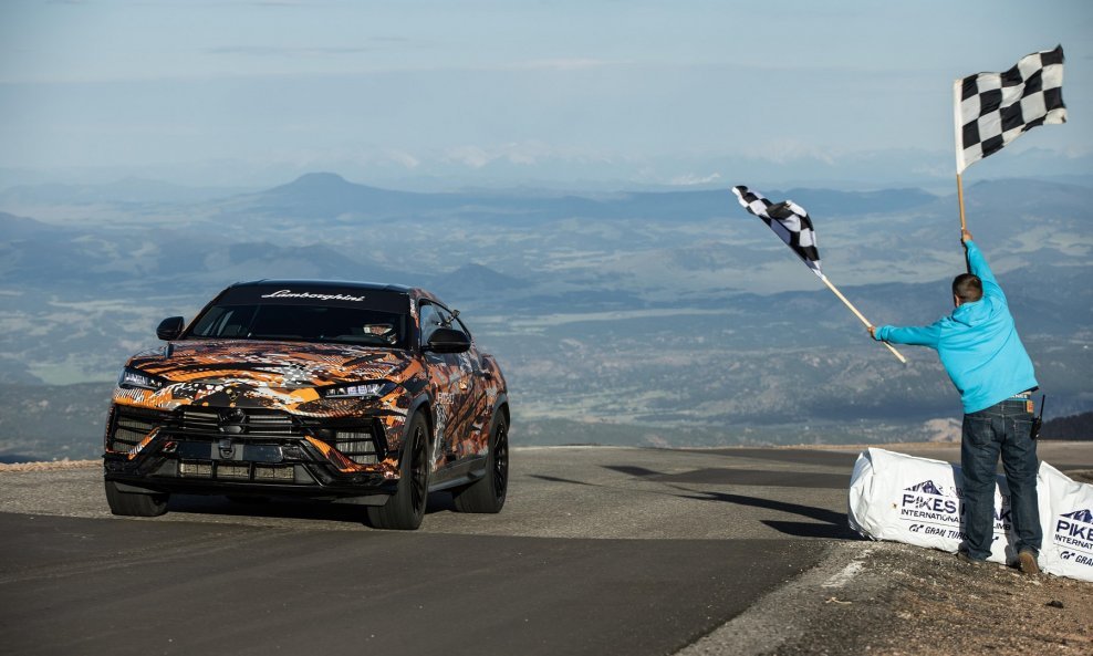 Lamborghini Urus je savladao 156 zavoja na brdskoj prometnici u dužini od 20 km prešavši ciljnu liniju na 4302 m/nm u vremenu 10 min 32.064 s