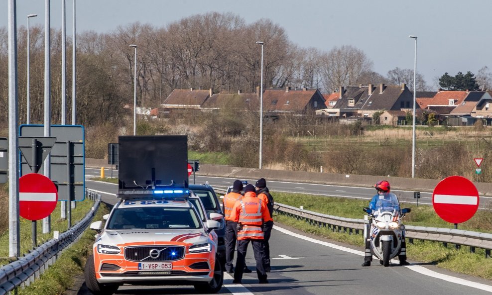 Savezna cestovna policija i policijski CARMA tim na kraju su usporili automobil do potpunog zaustavljanja vozeći ispred Clija