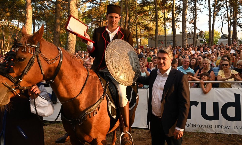 Slavodobitnik Petar Benčić s predsjednikom RH Zoranom MIlanovićem