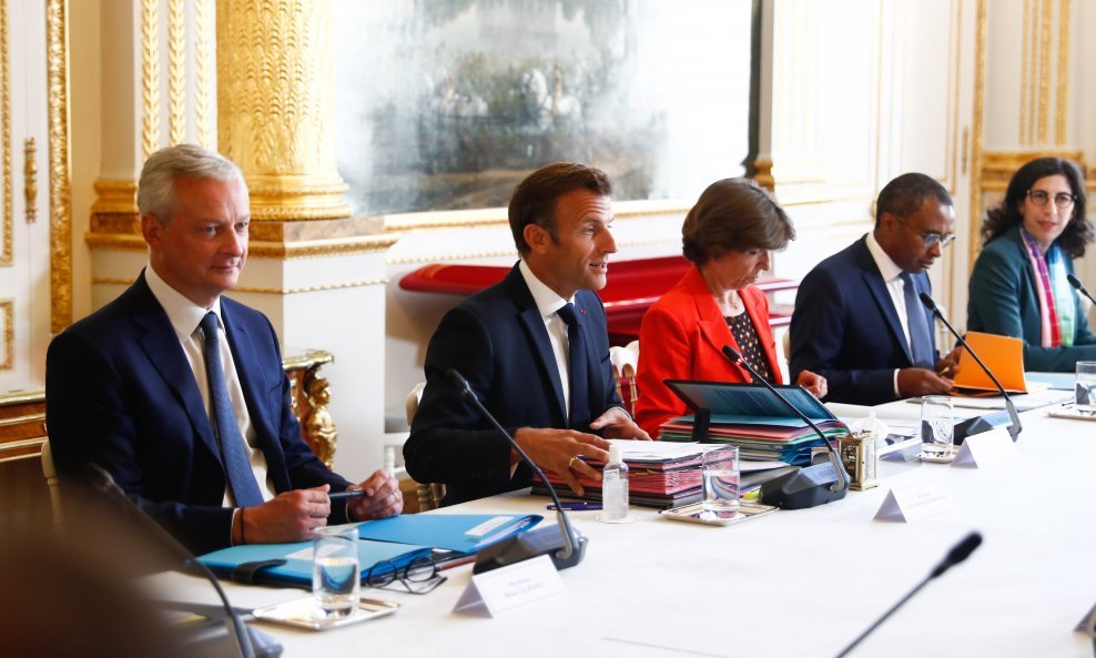 Emmanuel Macron govori pred svojim ministrima