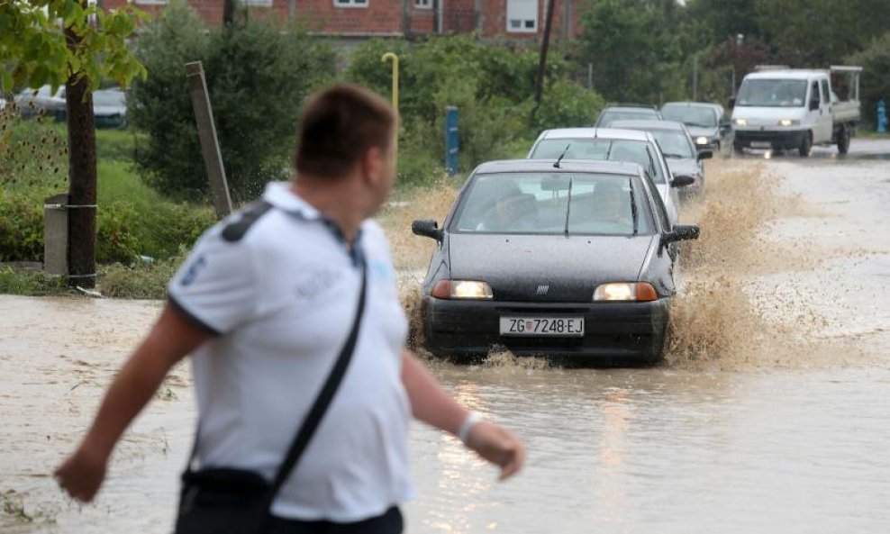 Novoselec, Zagreb  - Kratkotrajna, ali obilna kiša poplavila je kuće i polja te otežala promet (10)
