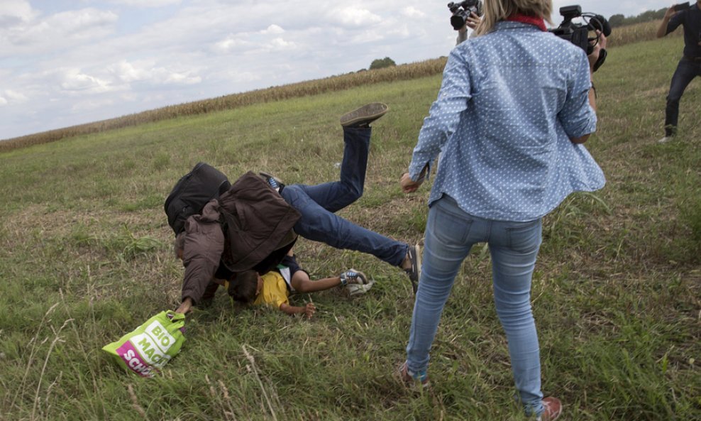 Izbjeglička kriza - mađarska snimateljica Petra Laszlo ruši čovjeka s djetetom na granici između Srbije i Mađarske.  REUTERS - Marko Djurica