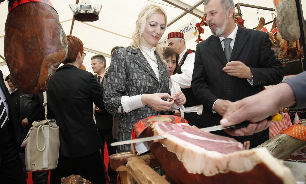 Na međunarodnom sajmu pršuta i suhomesnatih proizvoda koji se održava u hotelu Alkar u Sinju. Sajam je otvorio Stjepan Nikolčić državni tajnik ministarstva poljoprivrede. Dalmatinski pršut je degustirao i župan splitsko - dalmatinski Ante Sanader.