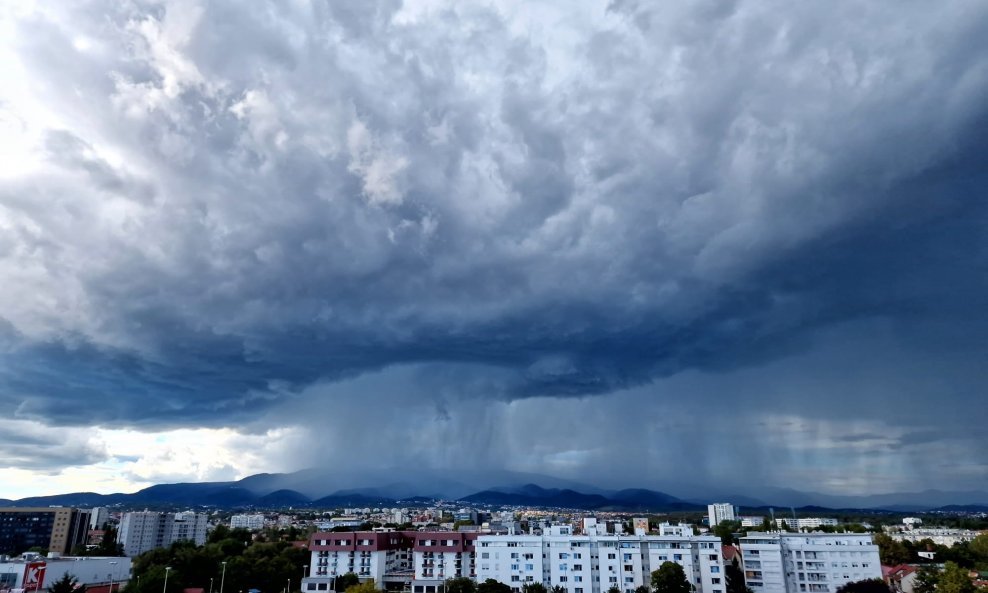 Fotografija snimljena na zagrebačkoj Peščenici uoči proloma oblaka