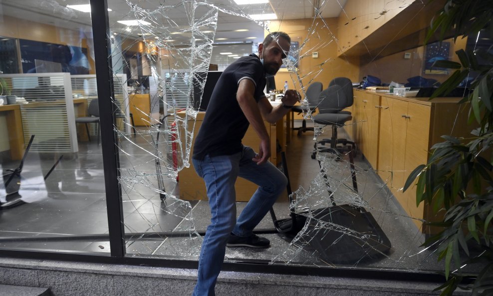 Oštećena poslovnica banke u Bejrutu, Libanon