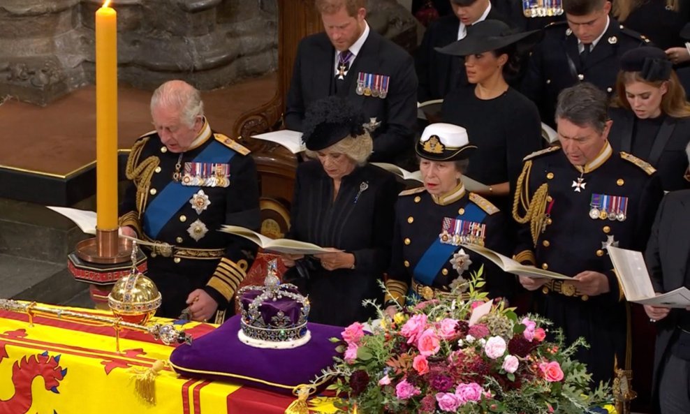 Kralj Charles III i kraljica Camilla; princ Harry i Meghan Markle