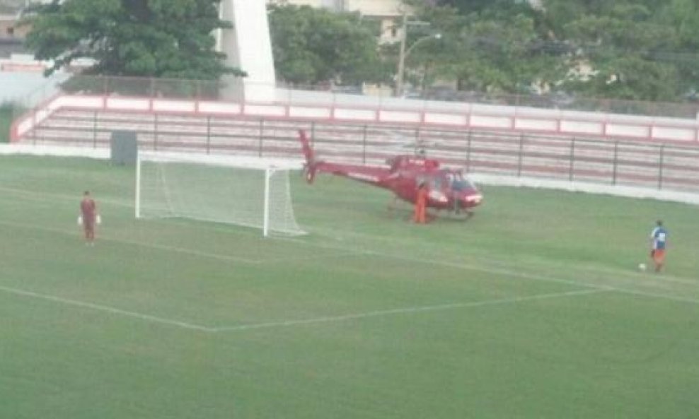 helikopter na terenu