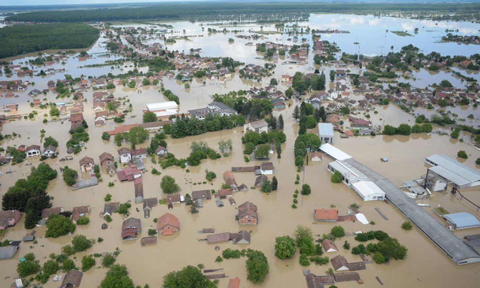 Nastavljaju se radovi na ojačavanju nasipa duž 180 kilometara toka Save u Brodsko-posavskoj županiji, a prema procjeni županijskog Stožera za zaštitu i spašavanje trenutno je najteža situacija na nasipima od Slavonskog Kobaša do Slavonskog Šamca. Za ojača