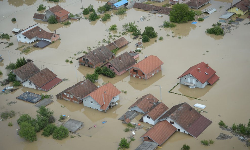 Nastavljaju se radovi na ojačavanju nasipa duž 180 kilometara toka Save u Brodsko-posavskoj županiji, a prema procjeni županijskog Stožera za zaštitu i spašavanje trenutno je najteža situacija na nasipima od Slavonskog Kobaša do Slavonskog Šamca. Za ojača