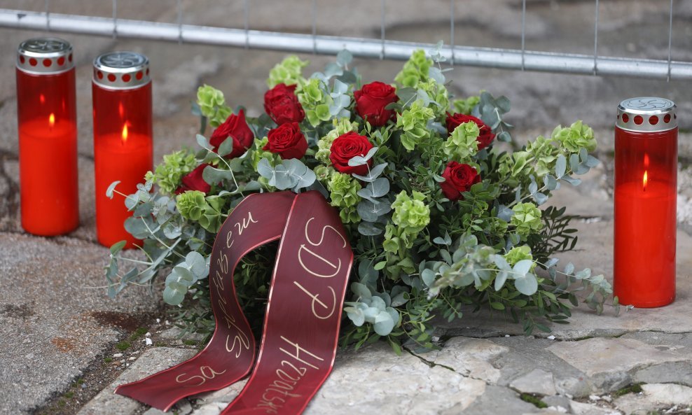 Odana počast ženama žrtvama nasilja ispred Općinskog suda u Zagrebu