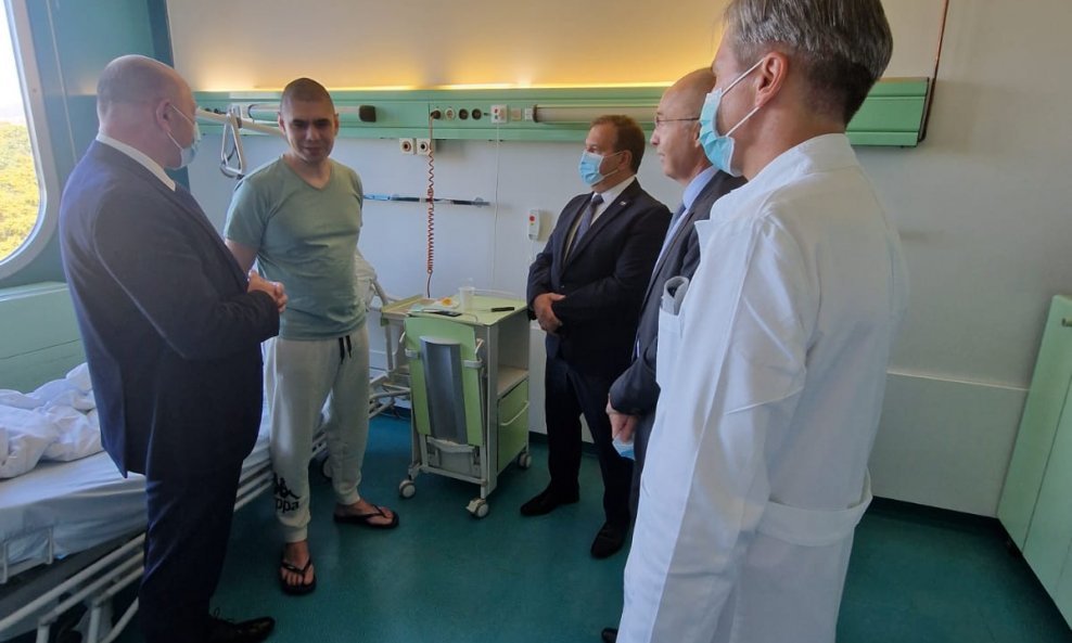 Ministri Tomo Medved i Vili Beroš i posebni savjetnik predsjednika Vlade Damir Krstičević posjetili Vjekoslava Prebega u bolnici