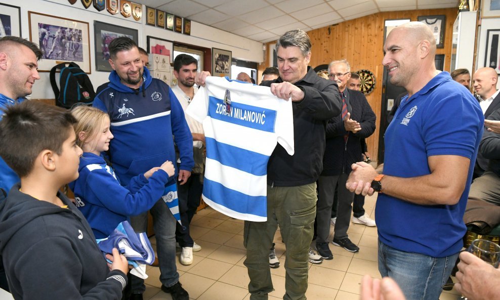 Milanović je na poklon dobio dres sa svojim imenom