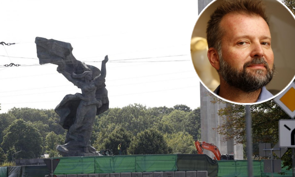 Uklanjanje Spomenika pobjede u Rigi / Povjesničar Vjeran Pavlaković (u krugu)