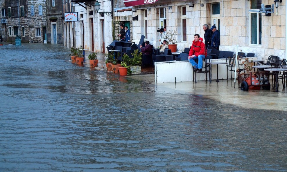 Plimni val je napravio potop Starog Grada