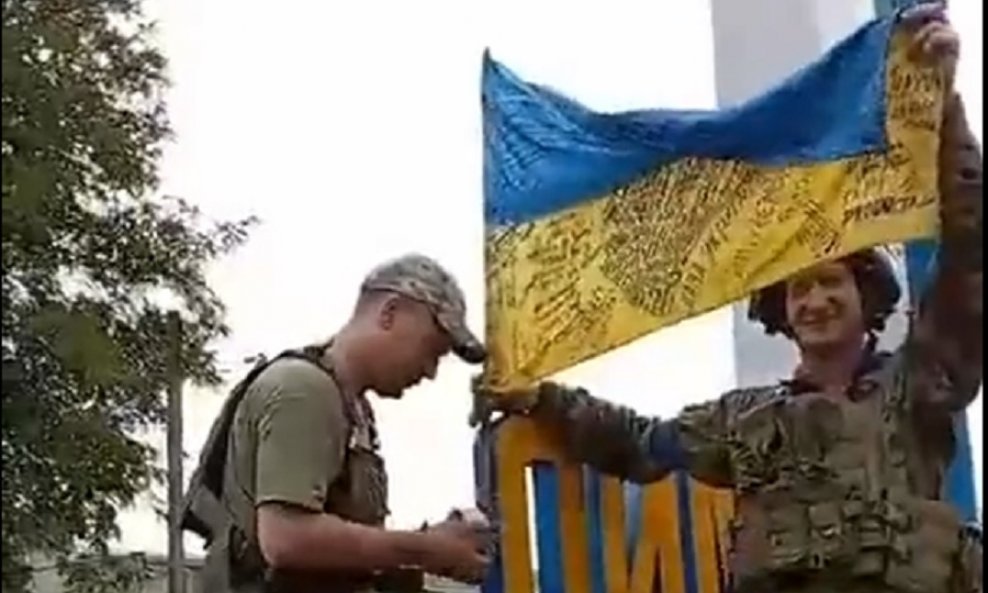 Ukrajinski vojnici postavljaju zastavu na ulazu u Liman