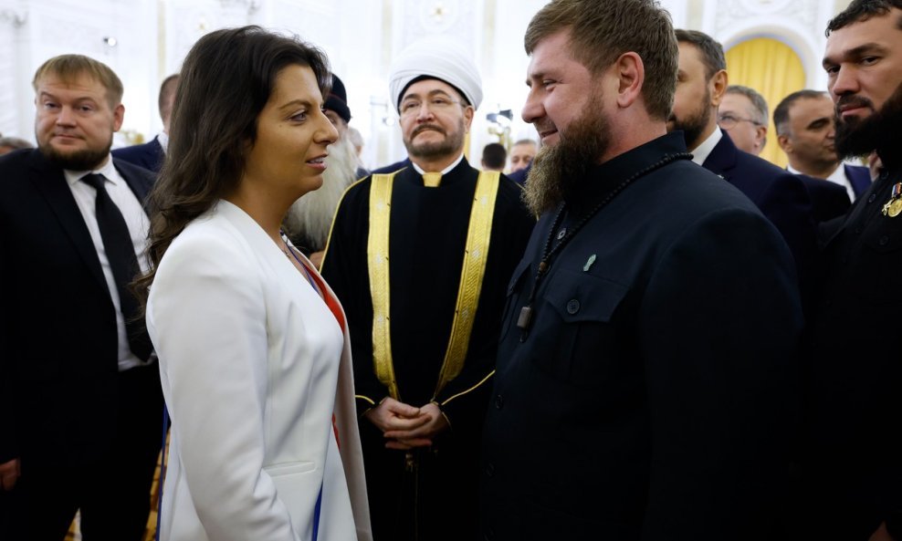 Ramzan Kadirov u razgovoru s Margaritom Simonjan, šeficom Russia Todaya, nakon svečanosti pripajanja oblasti otetih od Ukrajine u Moskvi