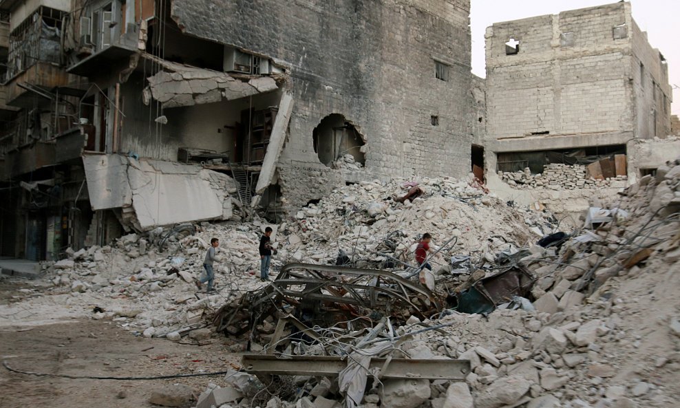 Djeca se igraju među ruševinama Alepa