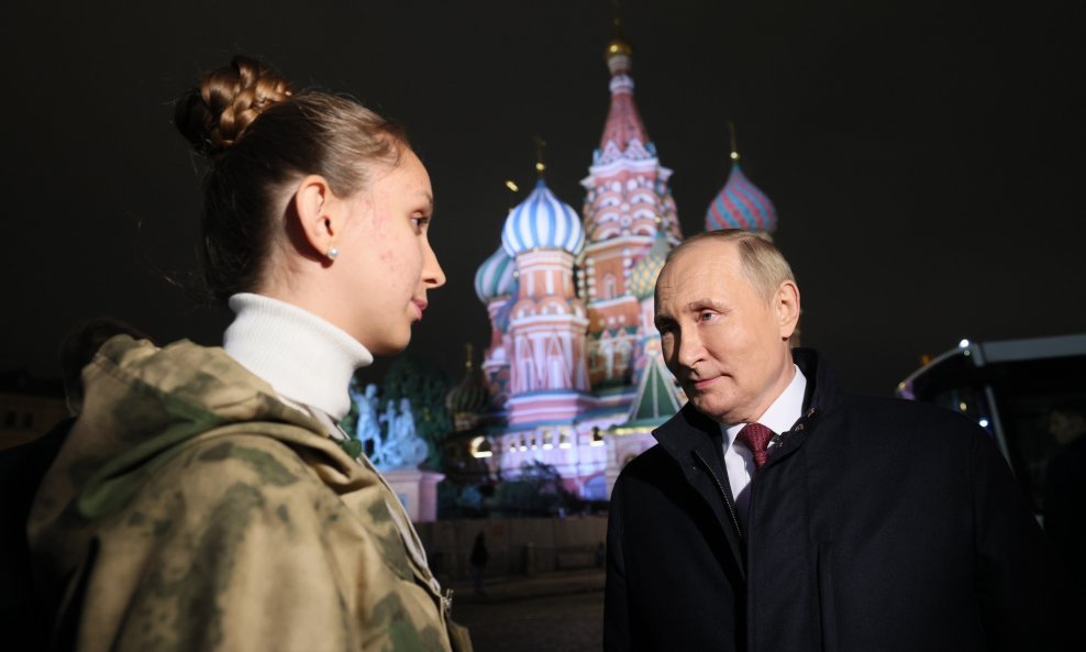 Vladimir Putin razgovara s mladom vojnom pjesnikinjom iz Donbasa Bogdanom Neščeret