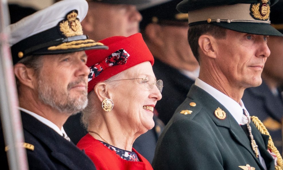 Danski prinčevi Frederik i Joachim s majkom, kraljicom Margrethe