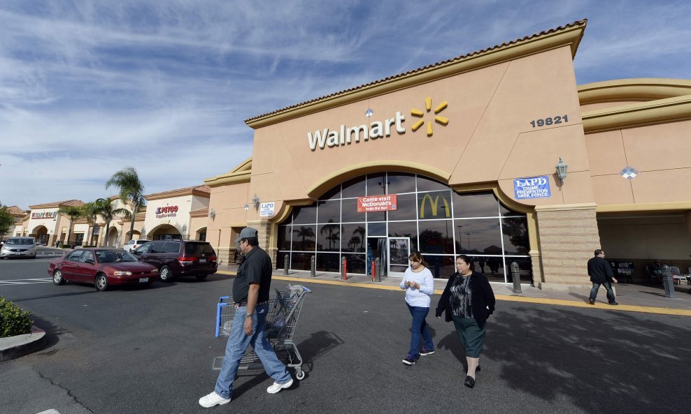 Od blagog rasta prihoda na 117,5 milijardi dolara Walmart je ulagače više oduševio strelovitim uzletom online prodaje