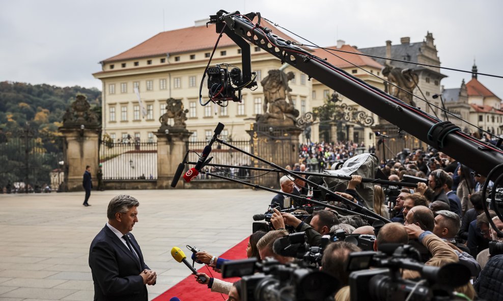 Andrej Plenković daje izjavu novinarima