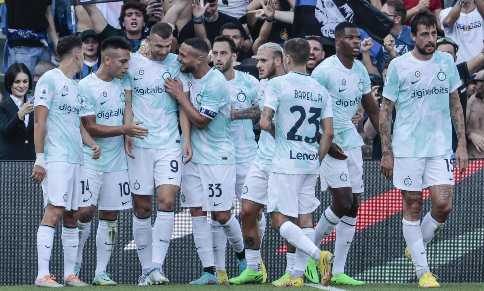 Edin Džeko (u sredini, u u dresu s brojem 9)