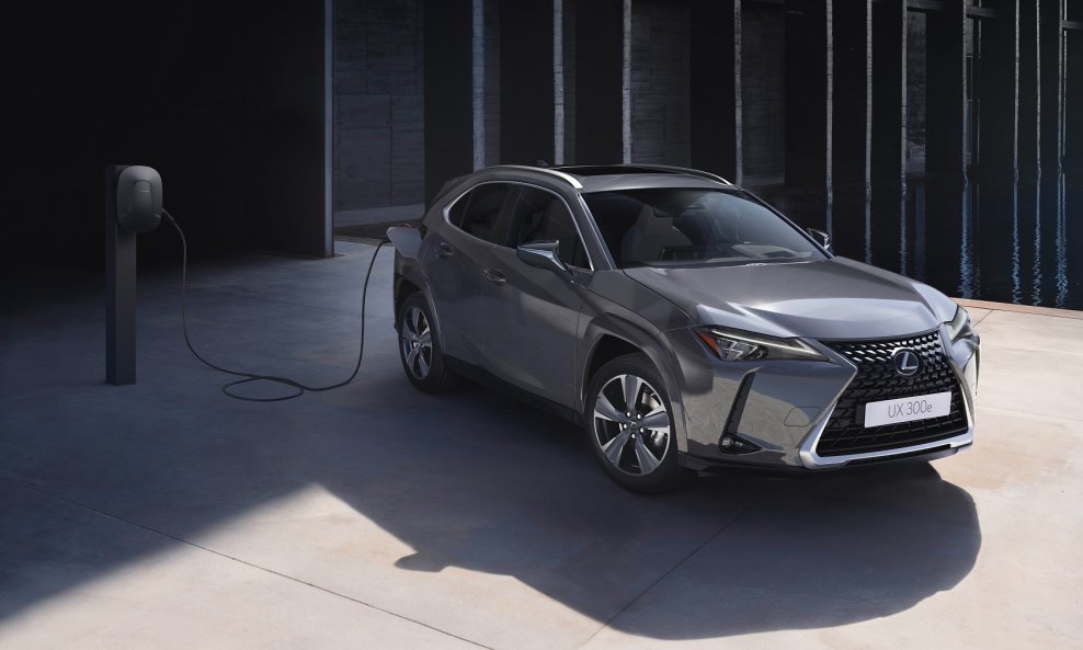 Lexus UX 300e će imati značajno veći domet vožnje iznad prethodnih 315 km povećanjem kapaciteta baterije s 54,3 kWh na 72,8 kWh