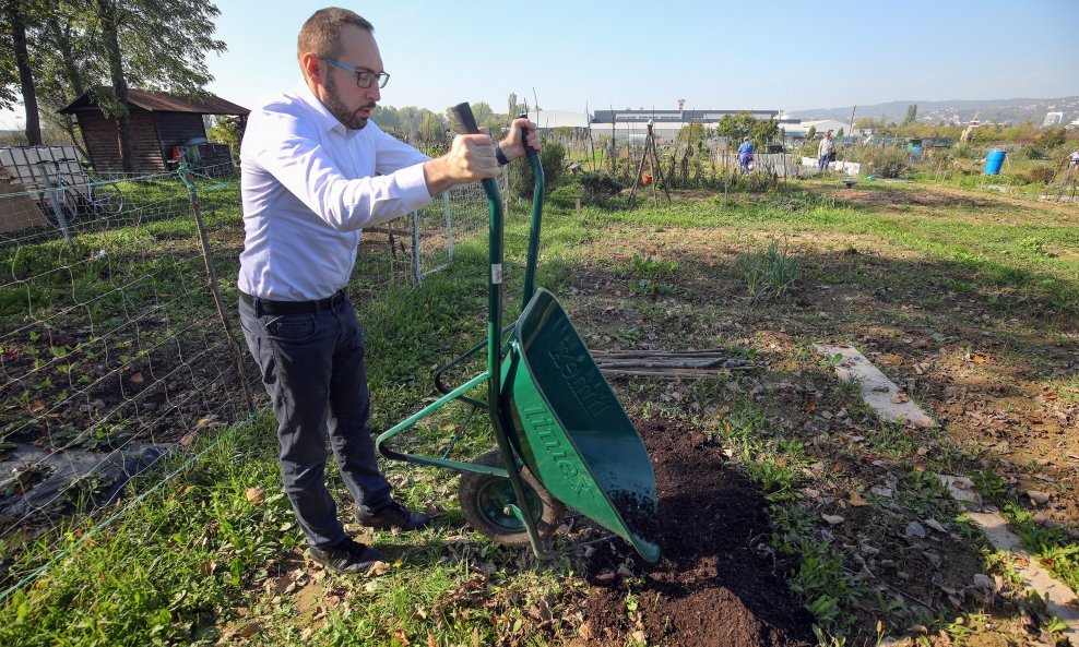 Tomislav Tomašević na podjeli besplatnog komposta