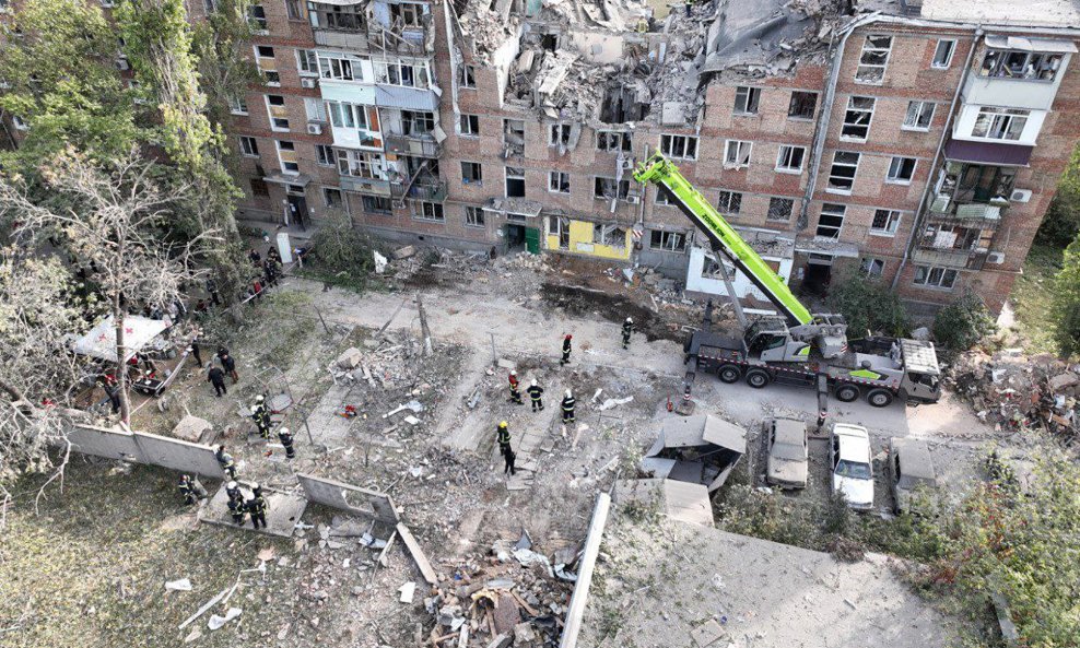 Stambena zgrada pogođena u granatiranju Mikolajiva 13. listopada