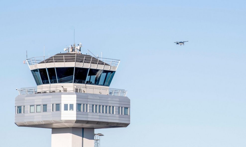 Toranj aerodroma u Bergenu i mali avion u zraku
