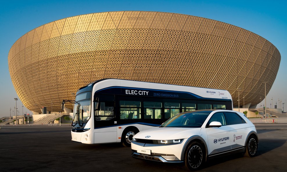 Hyundai Ioniq 5 i Elec City autobus ispred stadiona Lusail koji će ugostiti finalnu utakmicu Svjetskog prvenstva u nogometu 2022.