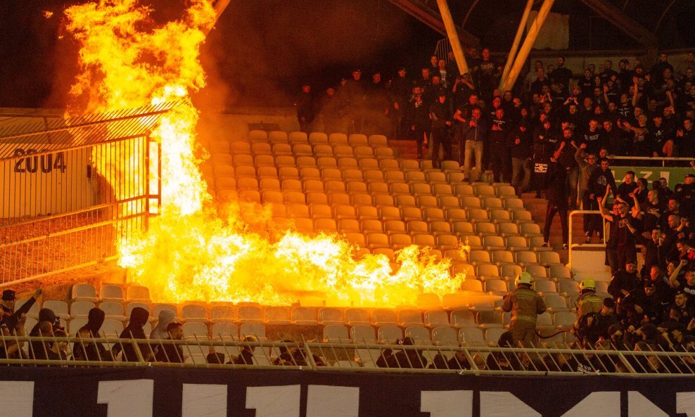 Požar na utkamici Hajduk - Dinamo