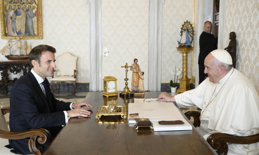 Emmanuel Macron i papa Franjo