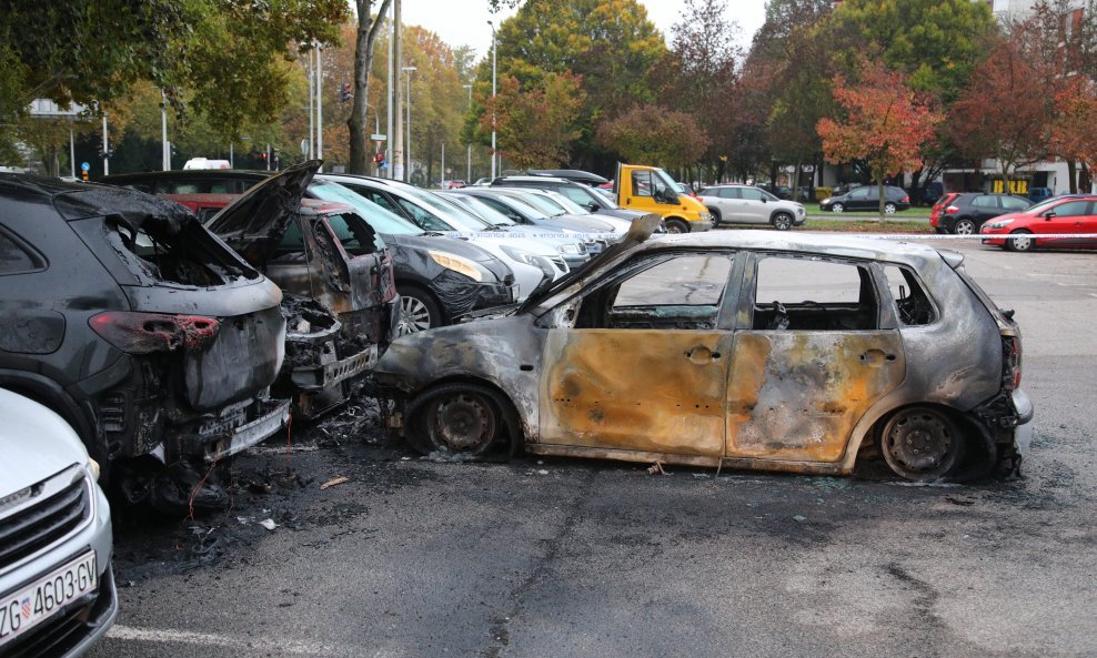 Izgorjeli automobili na parkiralištu u Novom Zagrebu