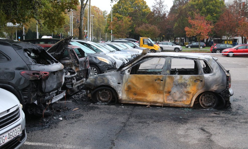 Izgorjeli automobili na parkiralištu u Novom Zagrebu