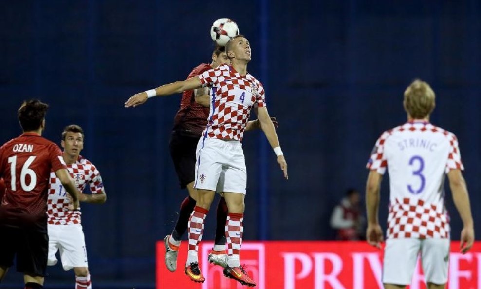 Perišić u duelu u skoku